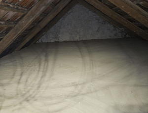 Zateplení stropu patrového rodinného domu pomocí foukané izolace